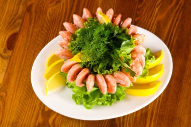 Karides kokteyl limon ve otlar ile