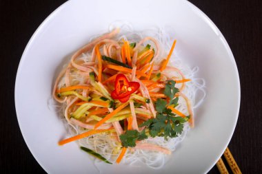 Salata vith şehriye, pastırma ve sebze