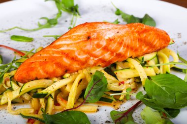 Sebze ve salatalı ızgara somon.