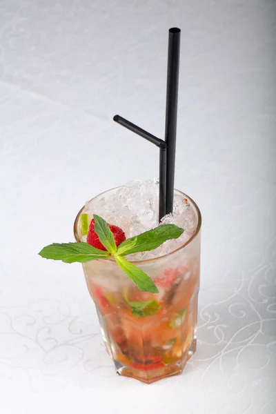 Mojito Alla Fragola Con Foglie Menta — Foto Stock