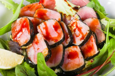 Ton balığı salatası kireç ve otlar