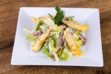 Sığır eti ve salata yaprakları ile gözleme