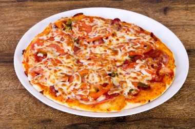 Sosis, biber ve domates pizza