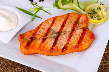 Limon soslu ızgara somon balığı servis