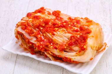 Kimchi fermente lahana kabın içinde
