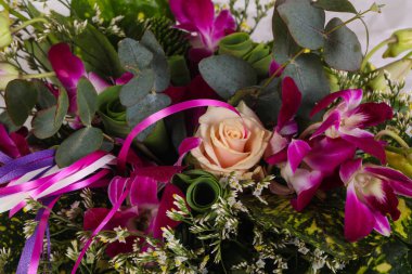 Çeşitli çiçek ile romantik buket