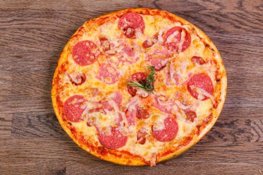 Pizza jambon peynir ve sosis 