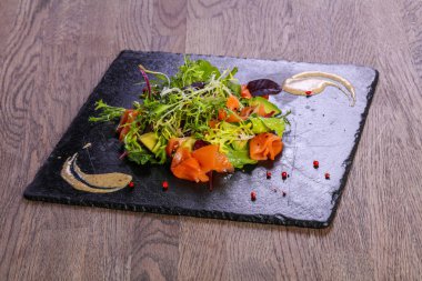 Somon ve fındık soslu avakado salatası