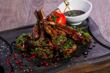 Soslu kuzu kaburga kavrulmuş