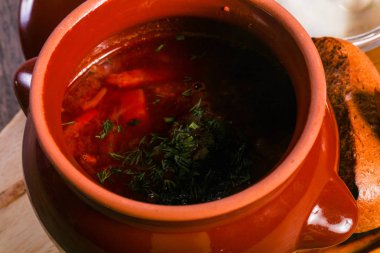 borsht çorbası domuz yağı ve sarımsak ile