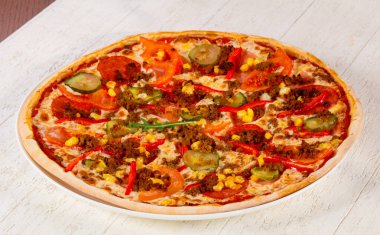 Kıyma ve domatesli pizza.