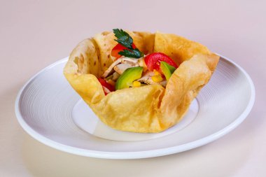 Tavuk ve avokado salatası.