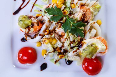 Deniz ürünleri ve avokado karides salatası