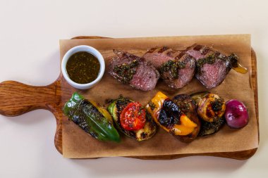 Izgara et ve sebze sos ile