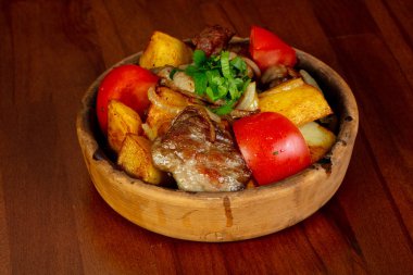 Kavrulmuş domuz eti ve sebze otlar ile