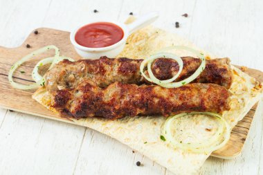Kıyılmış domuz Kebap soğan ve sos ile