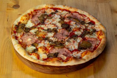 Pizza jambon ve salatalık turşusu