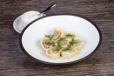 Ekşi kremalı lezzetli ev yapımı hamur tatlısı.