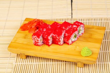 Lezzetli karides rulo ile havyar kapak