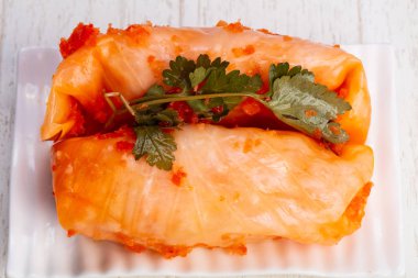 Et ve otlar ile lezzetli lahana rulo