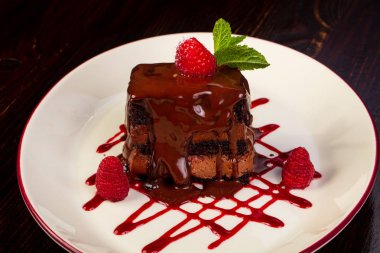 Ahududu ve nane yaprakları ile çikolatalı kek