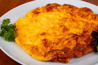 Lezzetli yumurta omlete otlar ve domates ile