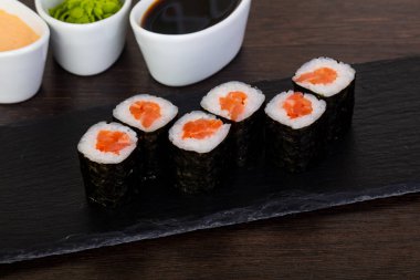 İştah açıcı suşi roll kırmızı çiğ balık ve wasabi ile