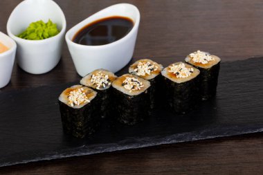 Susam ve teriyaki lezzetli suşi roll