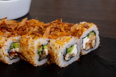 Salatalık ve somon ile lezzetli suşi rulo