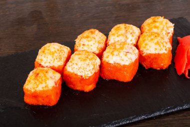 Kızarmış peynir ile lezzetli suşi roll