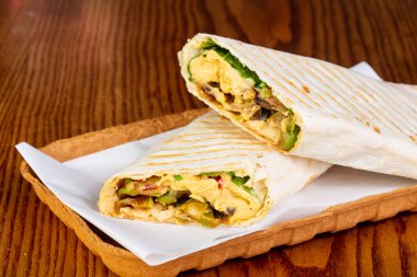 Shawarma humus ve sebze ile