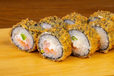 Lezzetli kızarmış tempura karides ile rulo