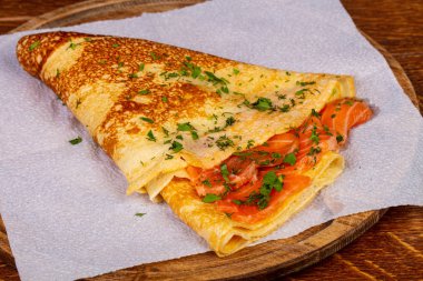 Somon ve maydanoz ile gözleme