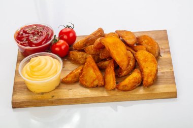 Domates soslu kızarmış patates hizmet