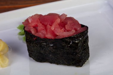 Suşi gunkan ham Tuna ile