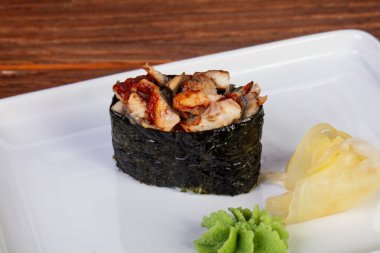 Japon Suşi gunkan yılan balığı ile