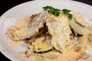 Sos ve baharat ile lezzetli Rimini madalyon