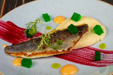 Soslu kızarmış levrek fileto