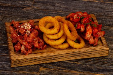 Balık ve cips plaka - karides, cod, soğan