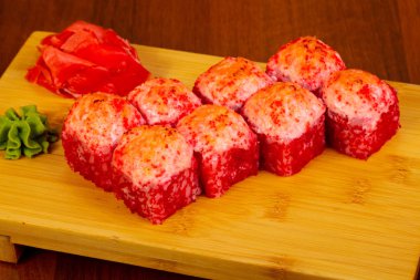 Yengeç eti ile pişmiş rulo