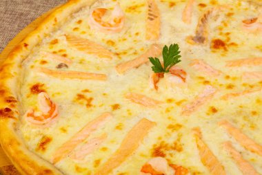 Somon ve peynirli pizza