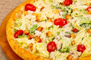 Pizza tavuk ve salata yaprakları ile