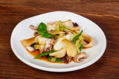 Kızarmış kalamar yeşil bezelye ve sos ile