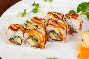 Yılan balığı ve karides ile Japon rulo