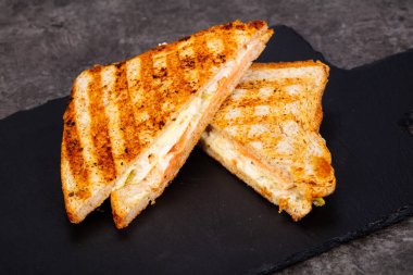 Somon ve peynirli sandviç.