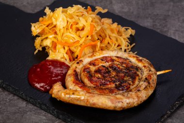 Sosisleri lahana ve sos ile