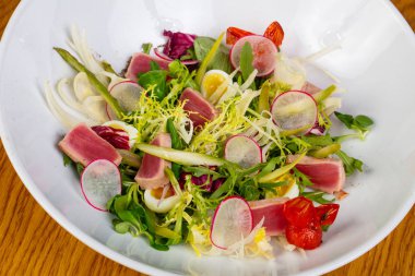 Kavrulmuş ton balıklı salata sebze ile