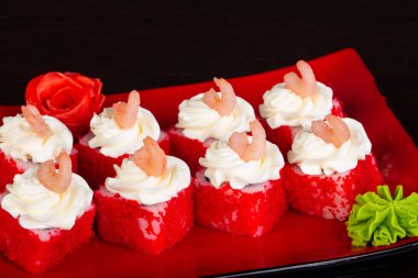 Krem ve karides ile Japon rulo