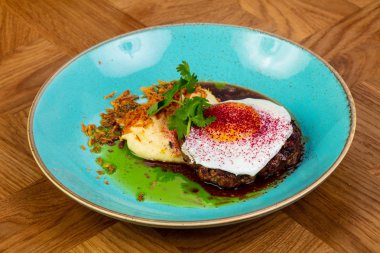 Yumurta ve patates ezdim kızarmış biftek