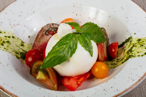 Ensalada Queso Buratta Con Hojas Albahaca — Foto de Stock